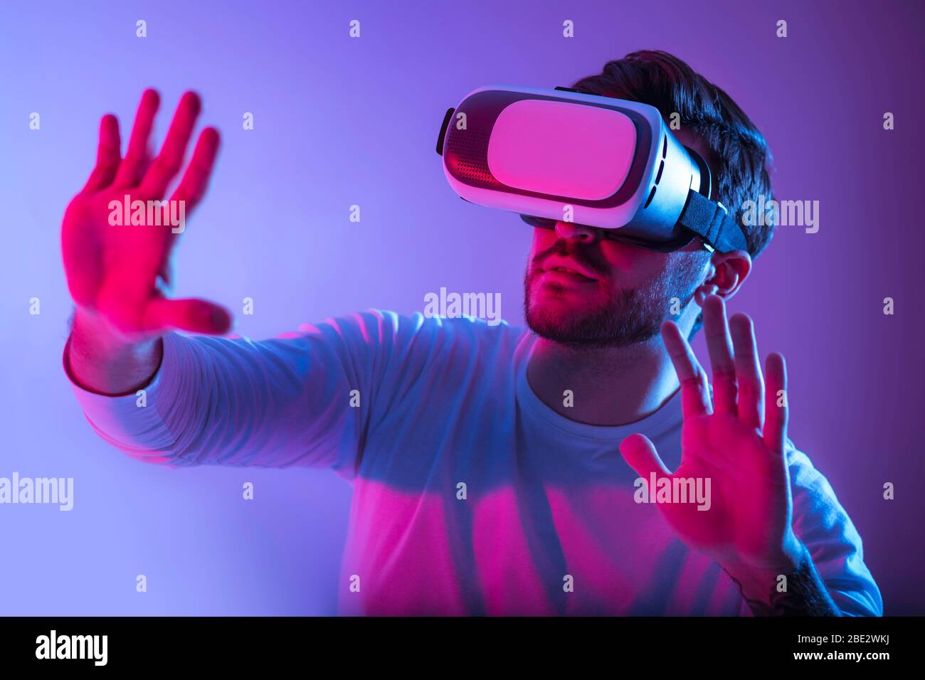 Intrattenimento hi-tech. Uomo in occhiali di realtà virtuale. Foto Stock