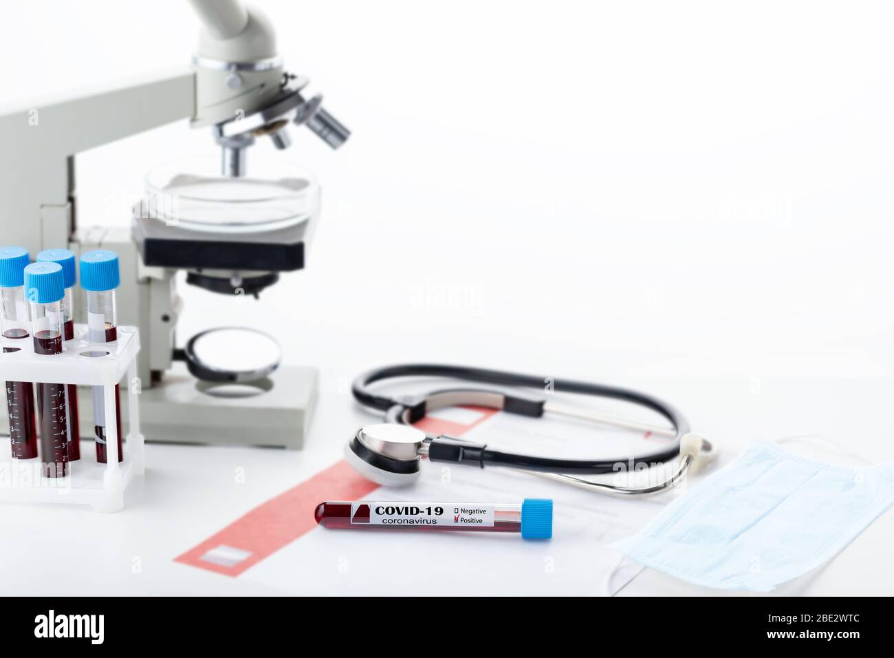 Una provetta di campione biologico contaminata da Coronavirus con etichetta Covid-19 Positive. Laboratorio con provetta biologica per analisi con sangue e sa Foto Stock