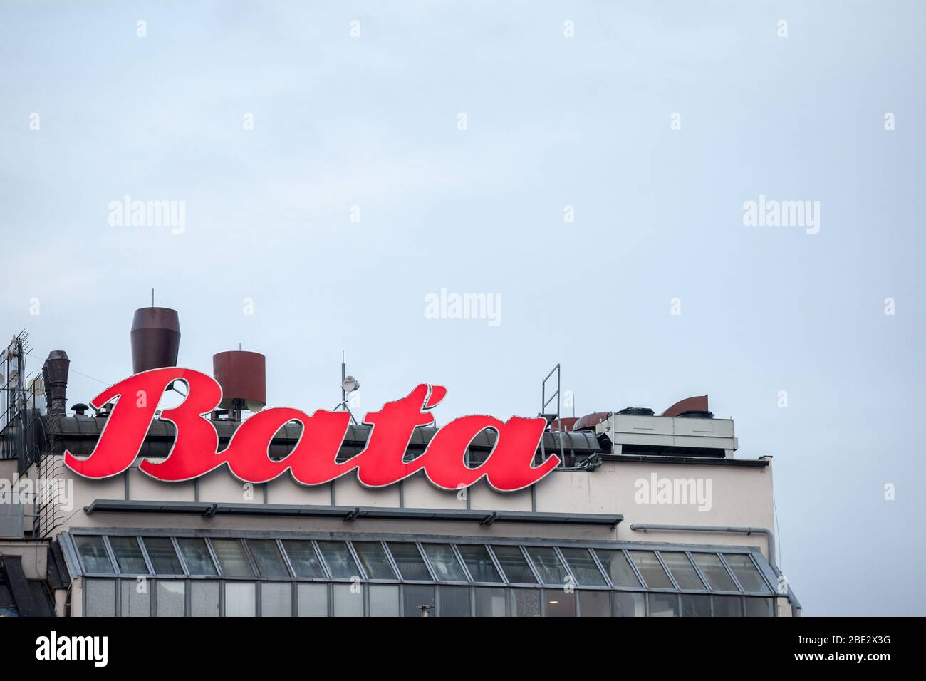 PRAGA, CZECHIA - 3 NOVEMBRE 2019: Le scarpe Bata firmano davanti al loro negozio locale a Praga. Bata è un produttore e rivenditore di calzature e calzature per la produzione di calzature Foto Stock