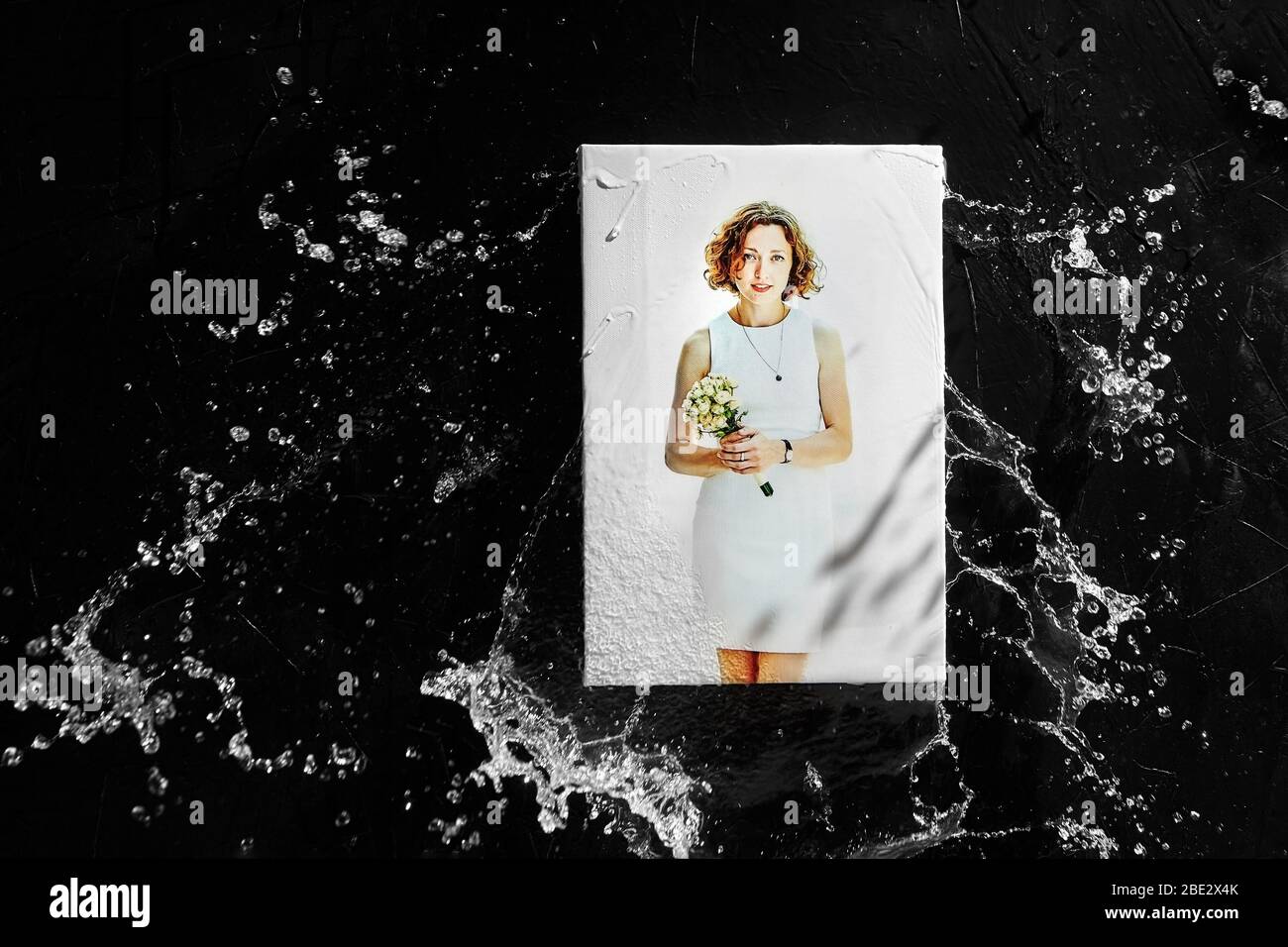 Stampa tela, spruzzi d'acqua, gocce su sfondo nero. Fotografia con rivestimento protettivo o inchiostro impermeabile. Foto stirata su barre di legno, parete dec Foto Stock