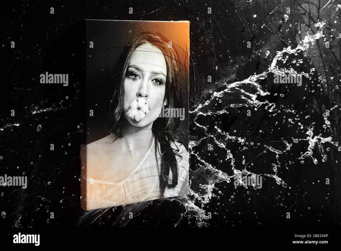Stampa tela con tecnica di avvolgimento galleria, spruzzi d'acqua, gocce su sfondo nero. Ritratto donna, arredamento da parete. Foto con rivestimento protettivo o acqua Foto Stock