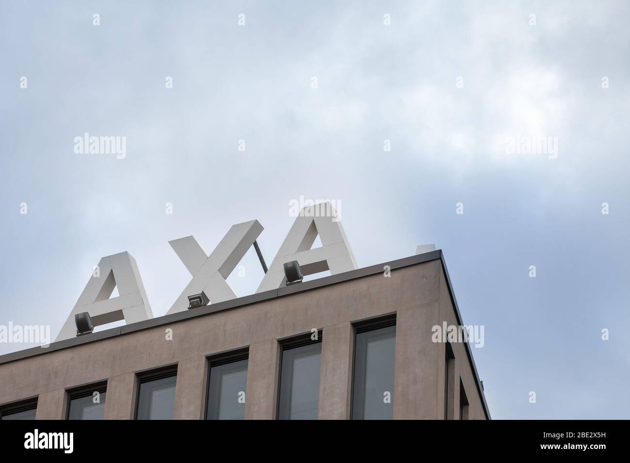 BRNO, CZECHIA - 4 NOVEMBRE 2019: Logo AXA sul loro agente locale a Brno. AXA è un gruppo assicurativo e bancario francese, uno dei maggiori assicuratori di Foto Stock