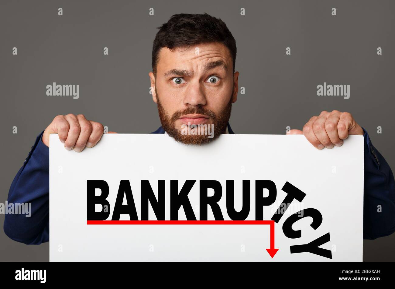 Uomo d'affari sconcertato che tiene bandiera con fallimento di parola e grafico di recessing, sfondo grigio. Collage Foto Stock