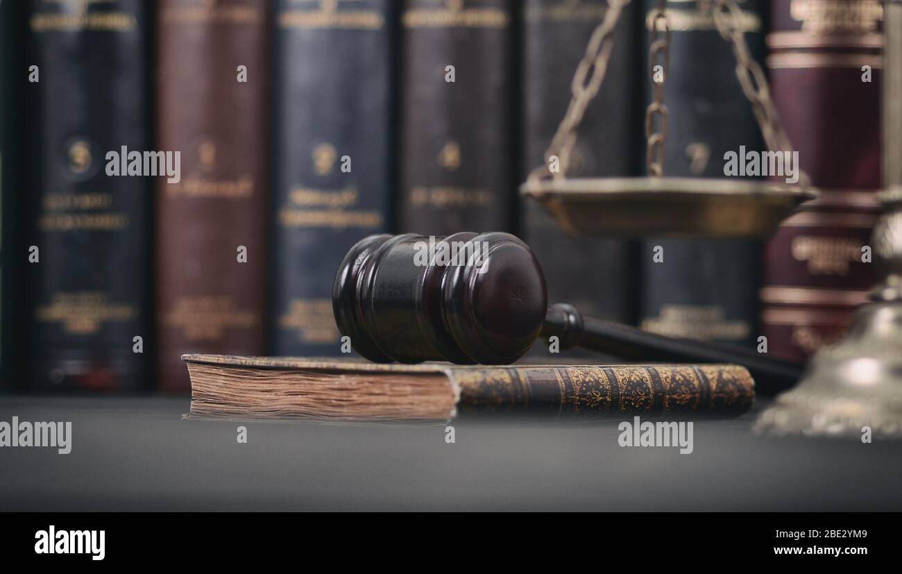 Il diritto e la giustizia , il concetto di legalità, giudice martello, Legge prenota e bilancia della giustizia su di un legno nero, sfondo legge concetto della libreria. Foto Stock