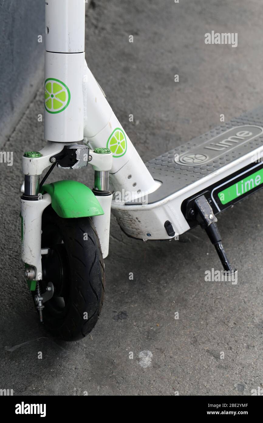 Primo piano di uno scooter elettrico a noleggio del marchio Lime. Noleggia questi scooter salti con un'app e usali in molte grandi città come Zürich Svizzera. Foto Stock