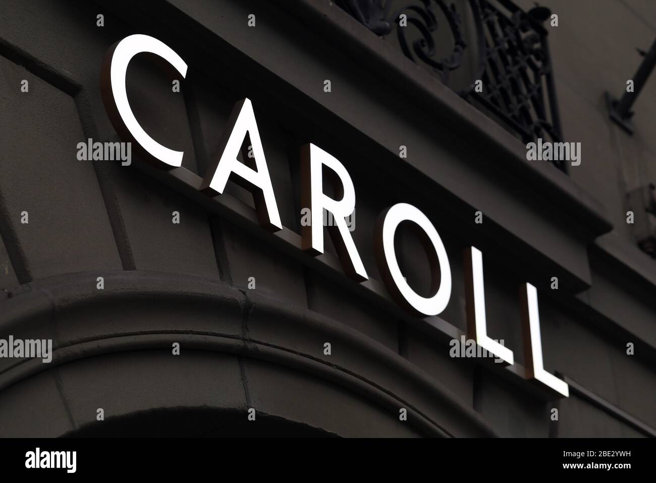 Logo di Caroll su una parete di un vecchio edificio situato nel centro di Berna, Svizzera, marzo 2020. Il logo è illuminato. Caroll è un marchio di moda. Foto Stock