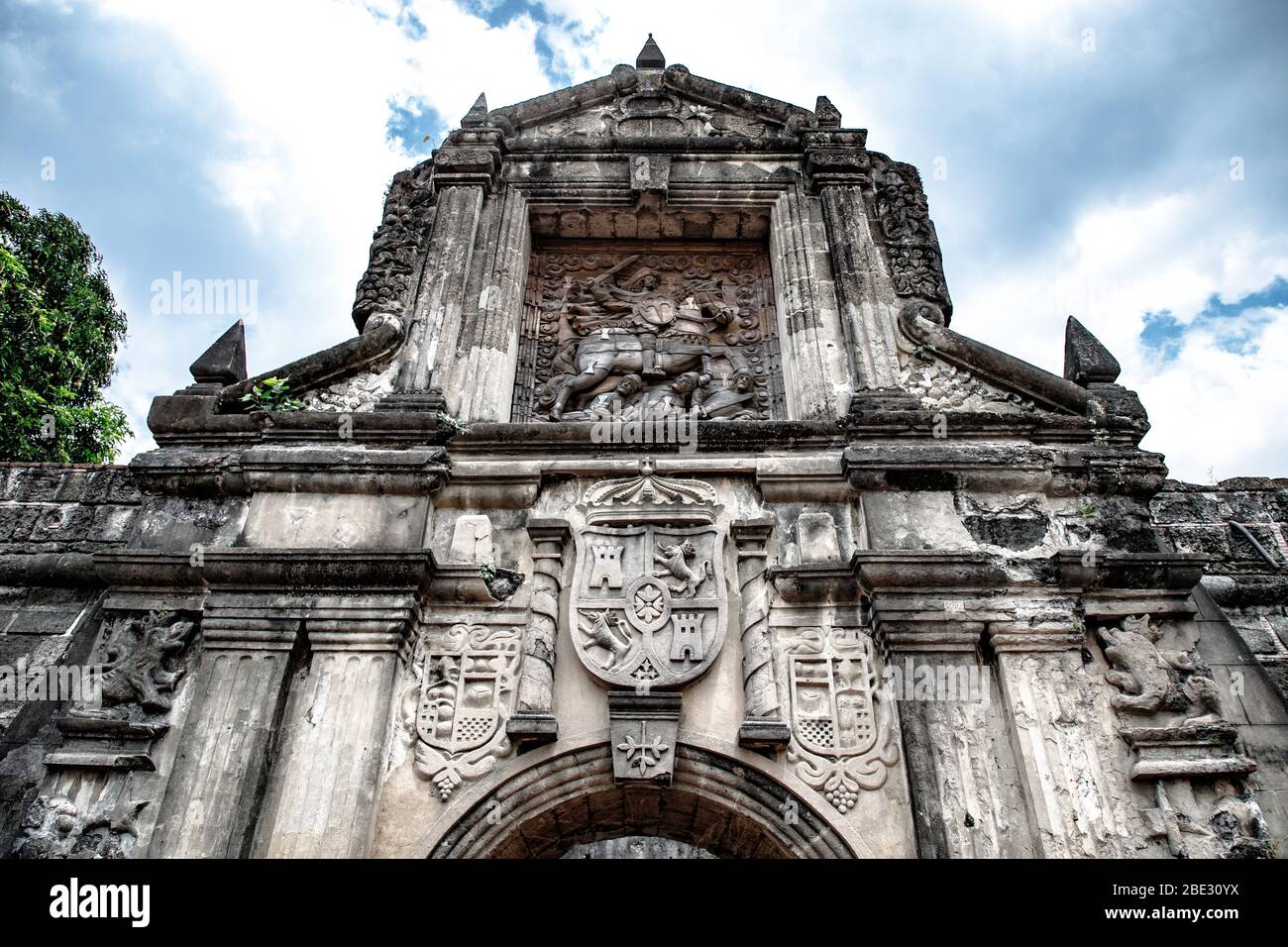 Porta principale per la fortezza di "Fuerte de Santiago" a Intramuros, Manila, Filippine Foto Stock