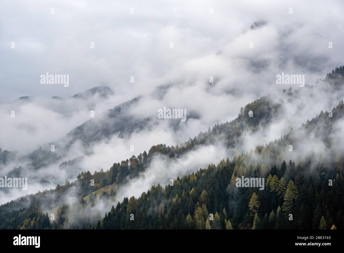 Mistico nuvoloso e nebbia autunno alpino piste di montagna scena. Alpi Austriache Lienzer Dolomiten. Tranquillo e pittoresco viaggio, stagionale, natura e cou Foto Stock