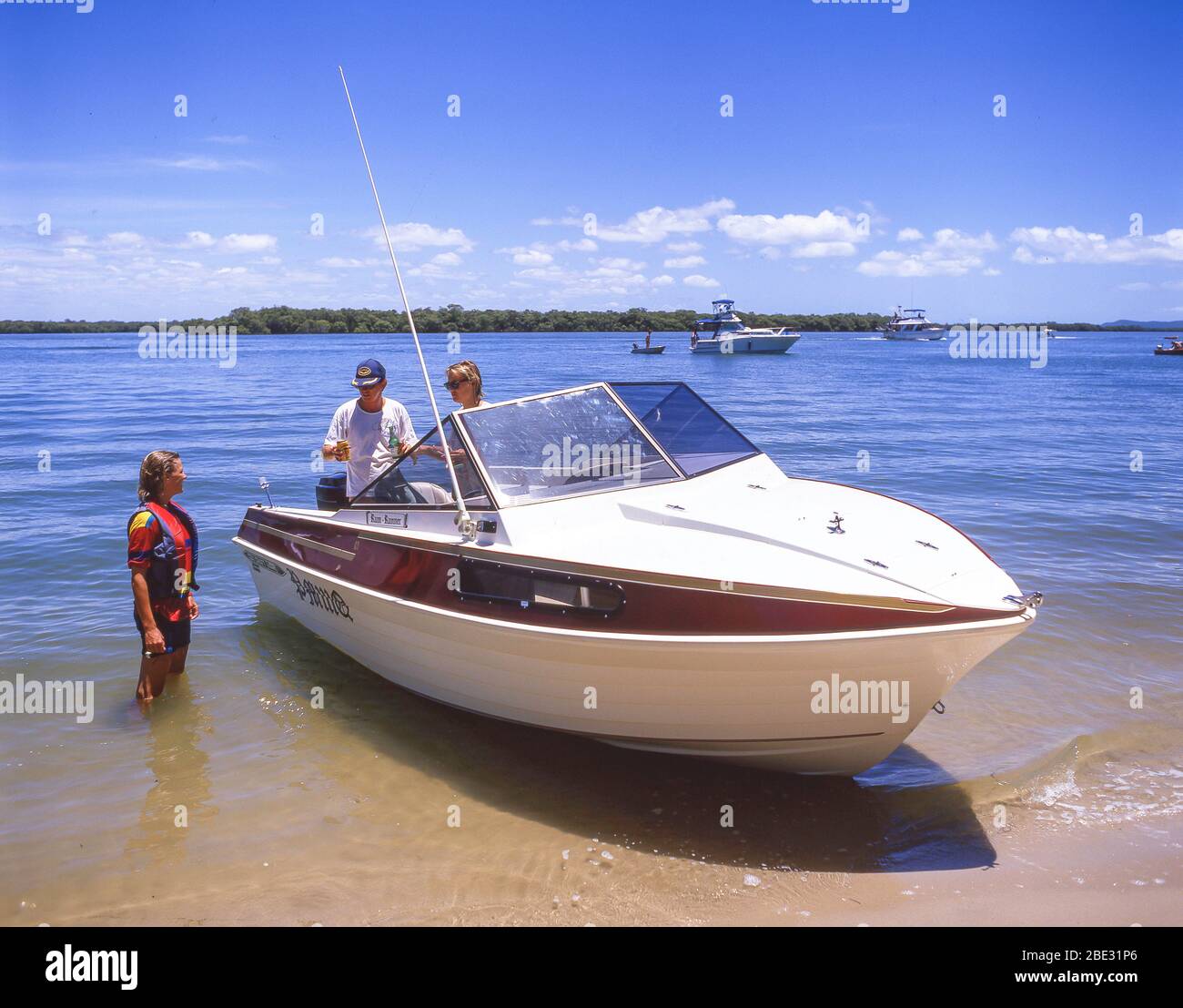 Gruppo di giovani in barca da crociera in cabina, Sanctuary Cove, Coomera, City of Gold Coast, Queensland, Australia Foto Stock