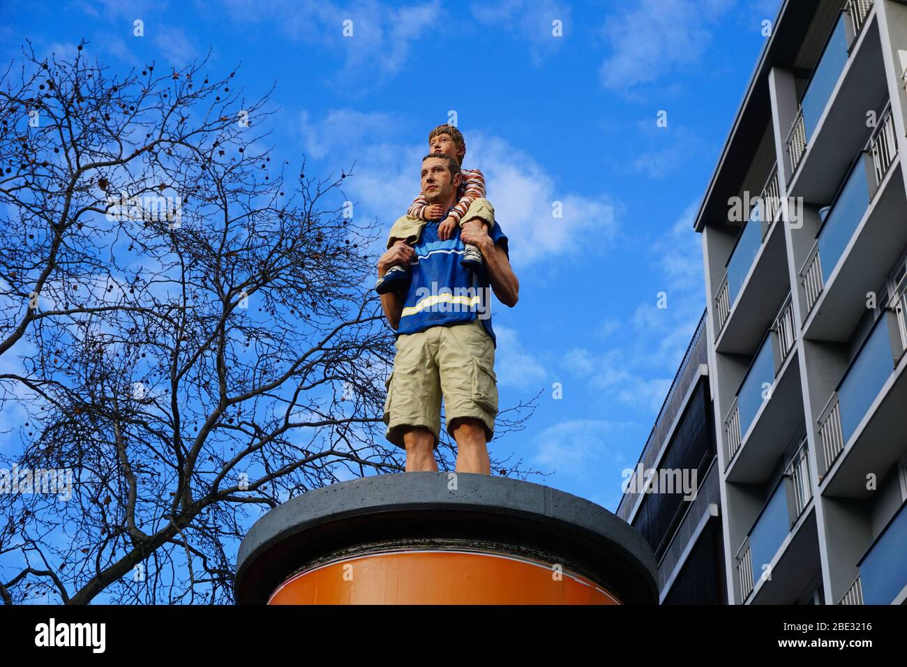 'äulenheilige' (santi su colonne) è un progetto artistico di C.Pöggeler che mostra sculture realistiche di persone normali che si trovano su colonne pubblicitarie. Foto Stock