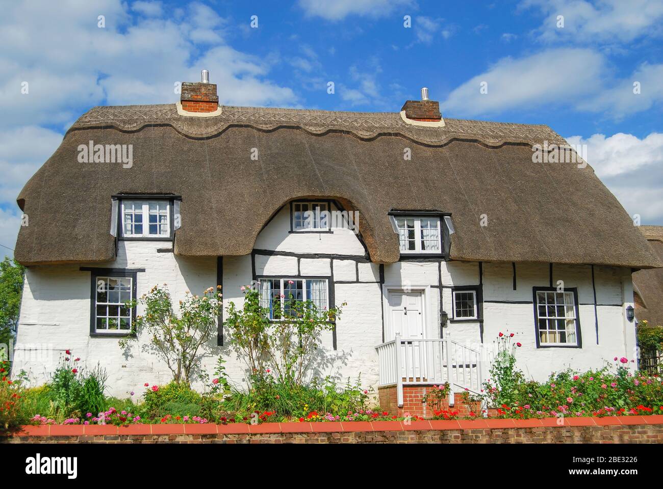 Cottage con tetto di paglia, nr Botley, Buckinghamshire, Inghilterra, Regno Unito Foto Stock