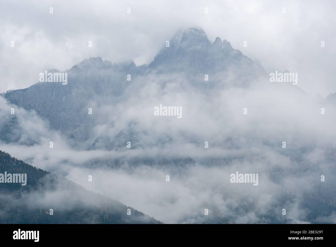 Mistico nuvoloso e nebbia autunno alpino piste di montagna scena. Alpi Austriache Lienzer Dolomiten. Tranquillo e pittoresco viaggio, stagionale, natura e cou Foto Stock