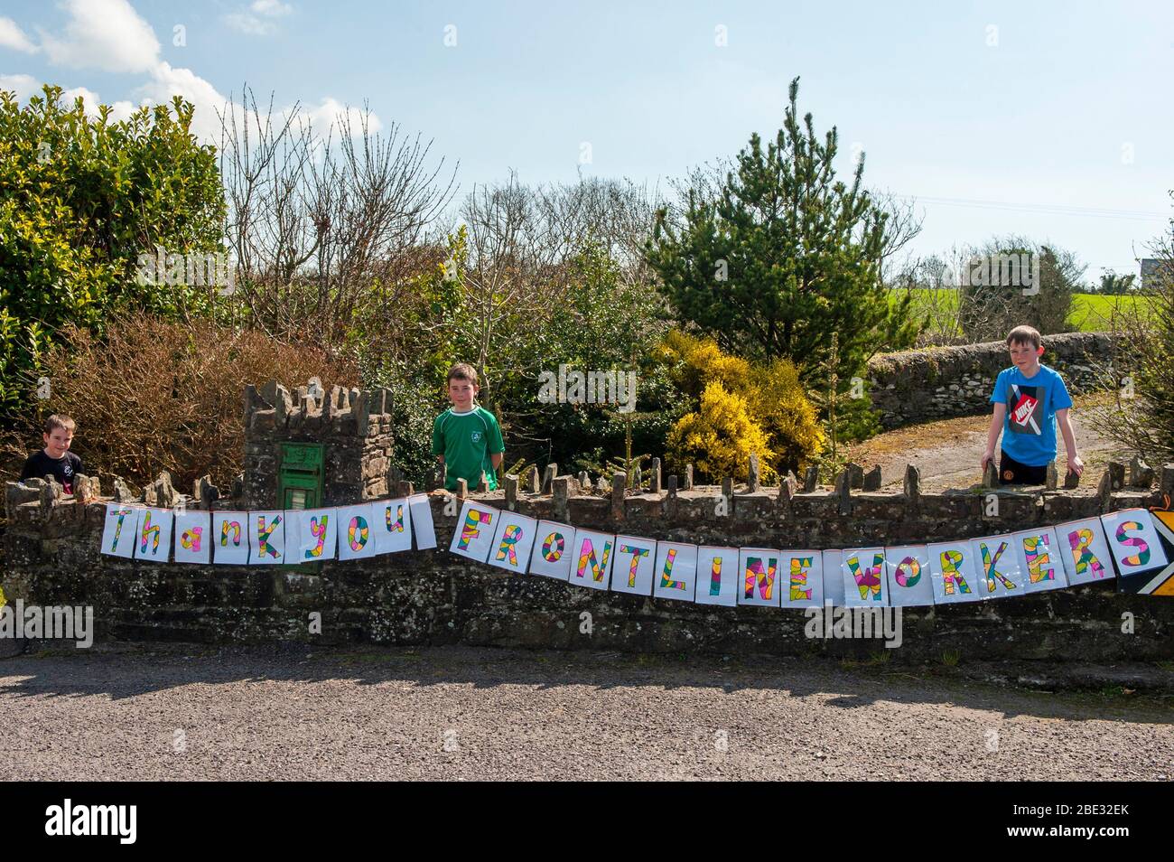 Dreeny, West Cork, Irlanda. 11 Apr 2020. Tre fratelli hanno creato un cartello "grazie" per i lavoratori in prima linea che lottano contro il virus Covid-19. Matteo (8), Jonathan (12) e Stephen (10) o'Neill di Dreeny, vicino a Skibbereen, ha preso una giornata per disegnare e dipingere il banner. La loro mamma, che è un infermiere con l'HSE che lavora al Bantry Hospital, ha laminato il segno. Credit: Notizie dal vivo di AG/Alamy Foto Stock