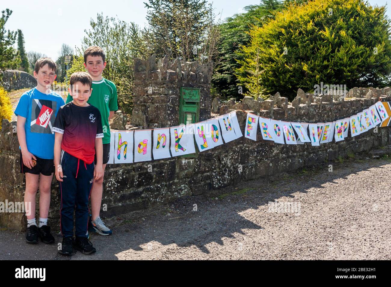 Dreeny, West Cork, Irlanda. 11 Apr 2020. Tre fratelli hanno creato un cartello "grazie" per i lavoratori in prima linea che lottano contro il virus Covid-19. Matteo (8), Jonathan (12) e Stephen (10) o'Neill di Dreeny, vicino a Skibbereen, ha preso una giornata per disegnare e dipingere il banner. La loro mamma, che è un infermiere con l'HSE che lavora al Bantry Hospital, ha laminato il segno. Credit: Notizie dal vivo di AG/Alamy Foto Stock