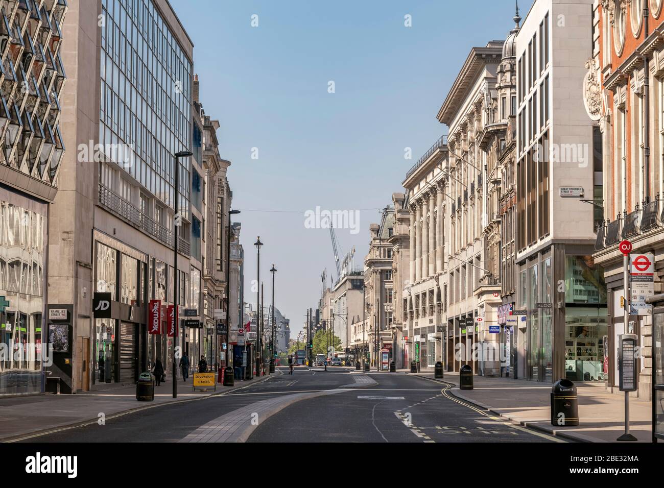 Oxford Street, Londra durante il coronavirus ha congiurato 19 focolai pandemici. La strada e la strada sono vuote, mentre la gente britannica osserva la quarantena per i blocchi Foto Stock