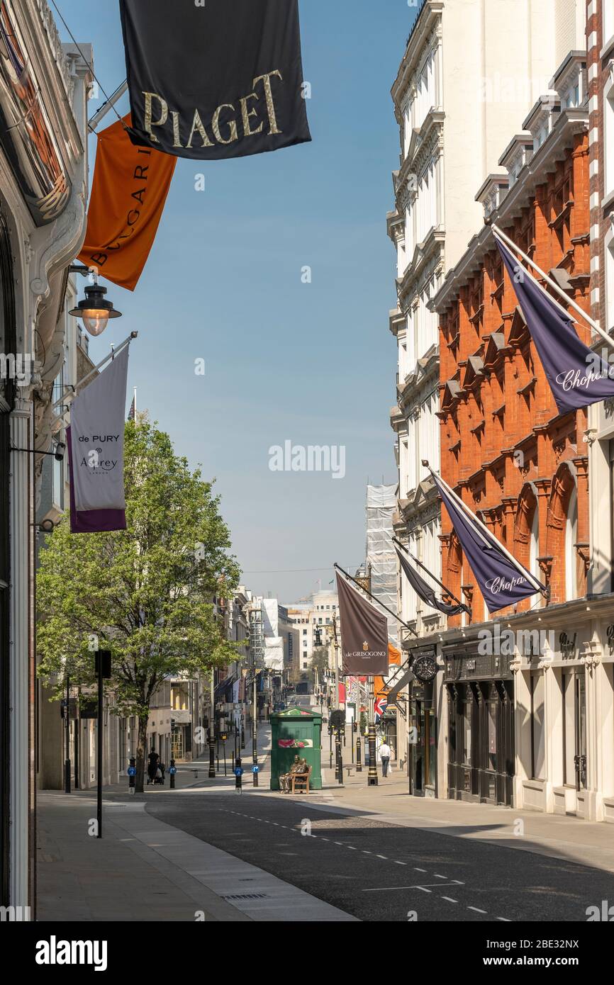 Old Bond Street, Londra vuoto e tranquillo durante il blocco forzato a causa di coronavirus covid 19 epidemia di pandemia virus. I negozi sono deserati e chiusi Foto Stock