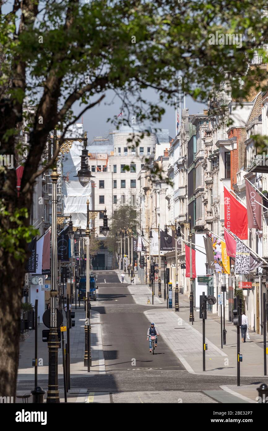 Via deserta in famosa via al dettaglio a Londra durante coronavirus covid 19 pandemia epidemia. Il blocco forzato significa che le persone devono rimanere a casa Foto Stock
