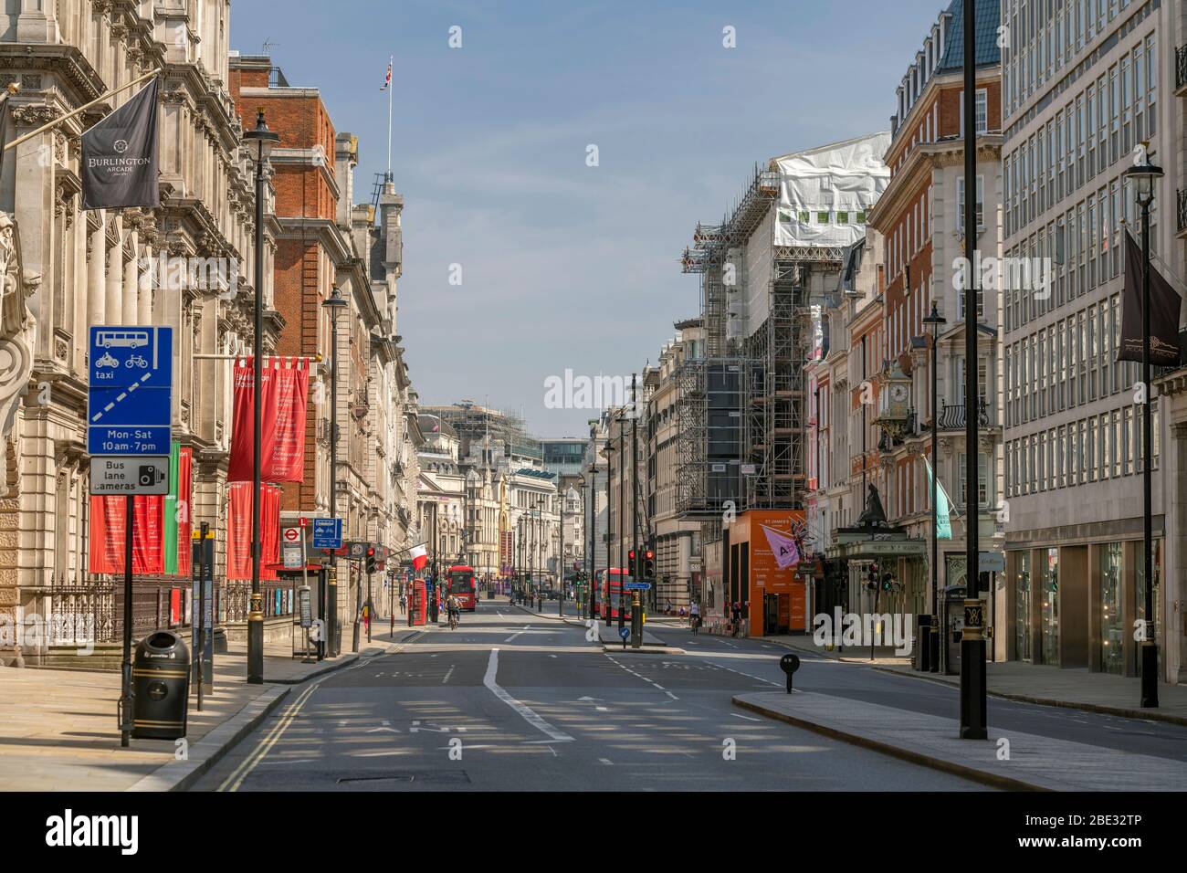 Famosa e solitamente affollata Piccadilly, una strada nel centro di Londra vuota e tranquilla durante il blocco forzato a causa dell'epidemia di influenza del coronavirus 19 Foto Stock