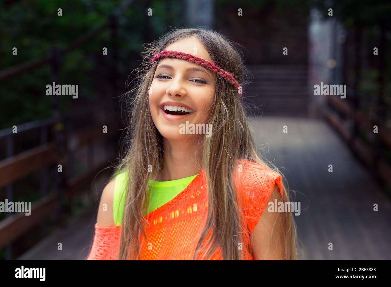 Ridendo vivace giovane donna hippster godendosi ridere in un giardino del parco Foto Stock