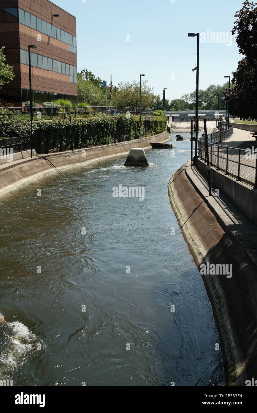 L'East Race Waterway, un luogo popolare per praticare kayak e attività ricreative al largo del fiume St Joseph nel centro di South Bend, Indiana, USA. Foto Stock