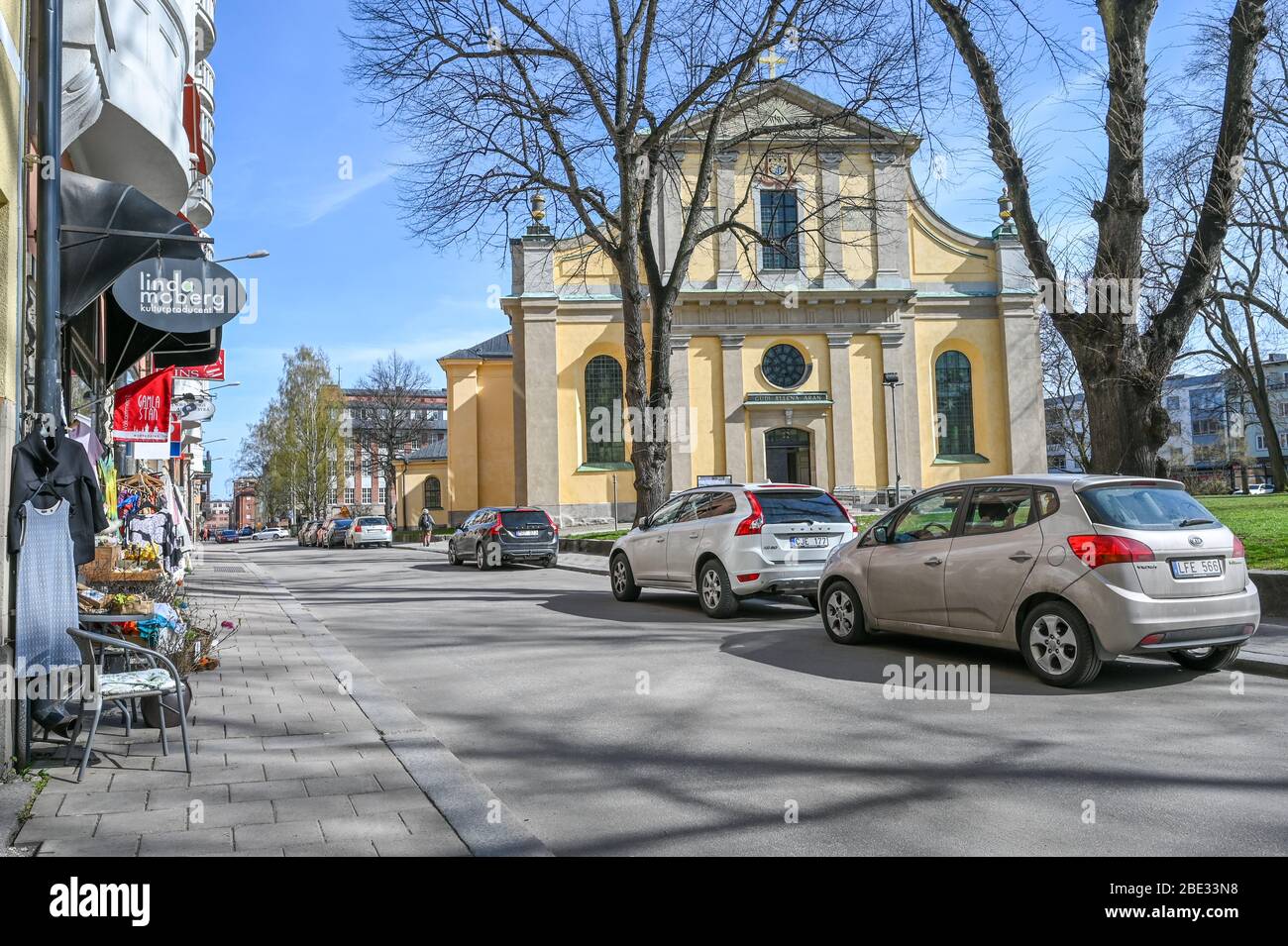 Strada storica Knappingsborgsgatan e Chiesa di Saint Olai a Norrkoping durante la primavera. Norrkoping è una storica città industriale della Svezia Foto Stock