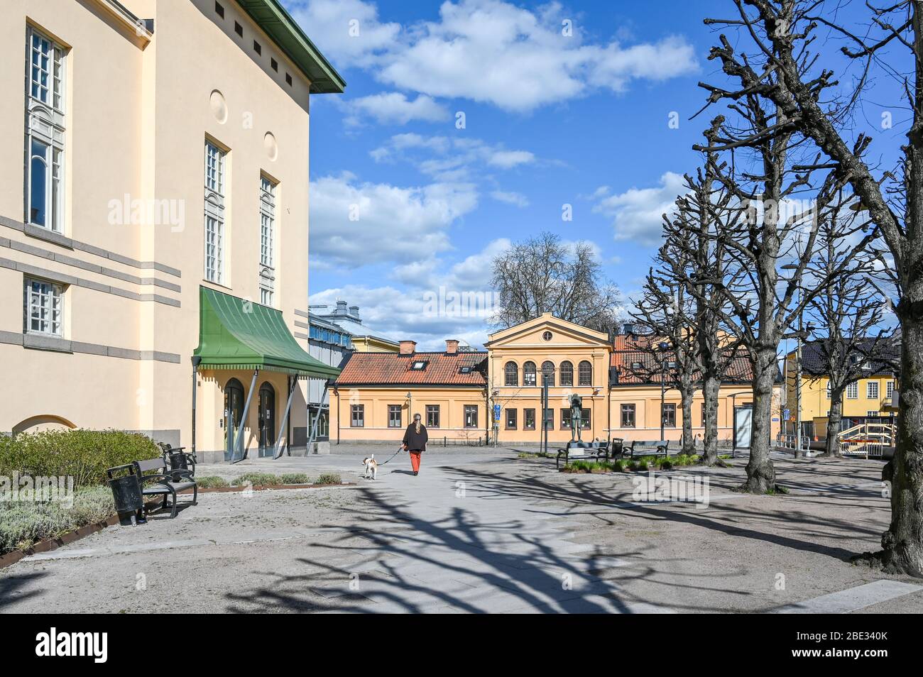 Alberi all'esterno dell'edificio del teatro di Norrköping durante la primavera in Svezia. Norrköping è una storica città industriale. Foto Stock
