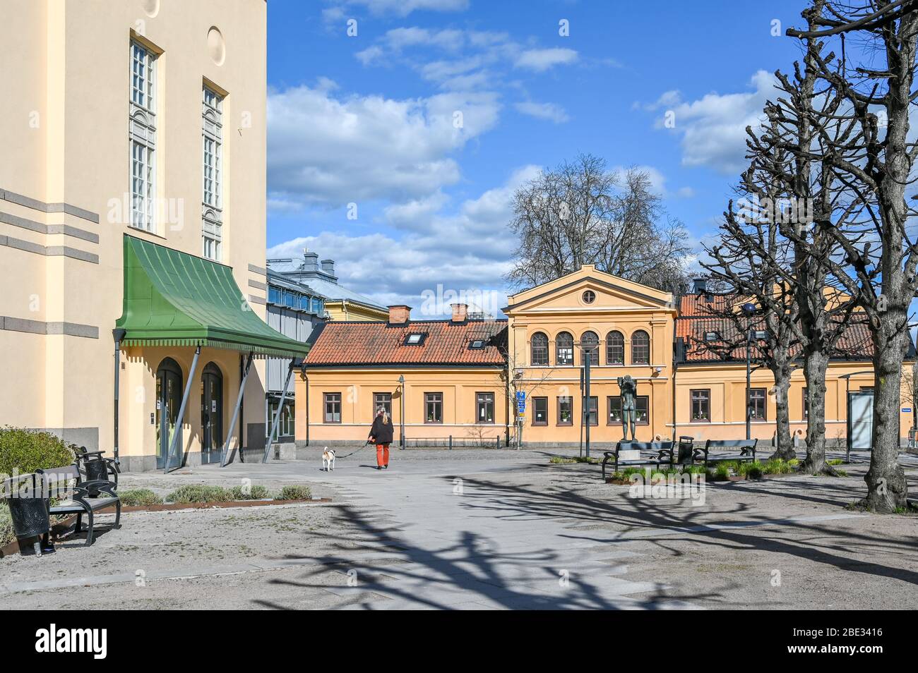 Alberi all'esterno dell'edificio del teatro di Norrköping durante la primavera in Svezia. Norrköping è una storica città industriale. Foto Stock