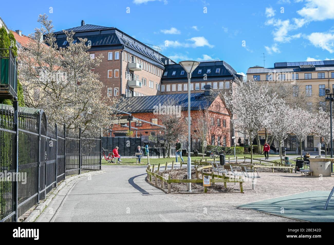 Il parco sul lungomare Strömparken lungo il fiume Motala a Norrkoping durante la primavera in Svezia. Foto Stock