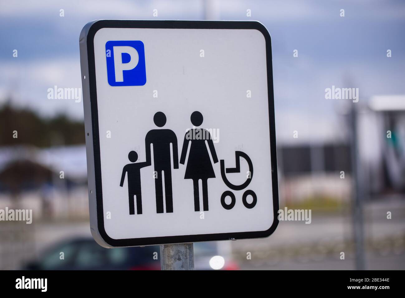 RIGA, LETTONIA. 10 aprile 2020. Cartello per famiglie vicino al negozio IKEA. Foto Stock
