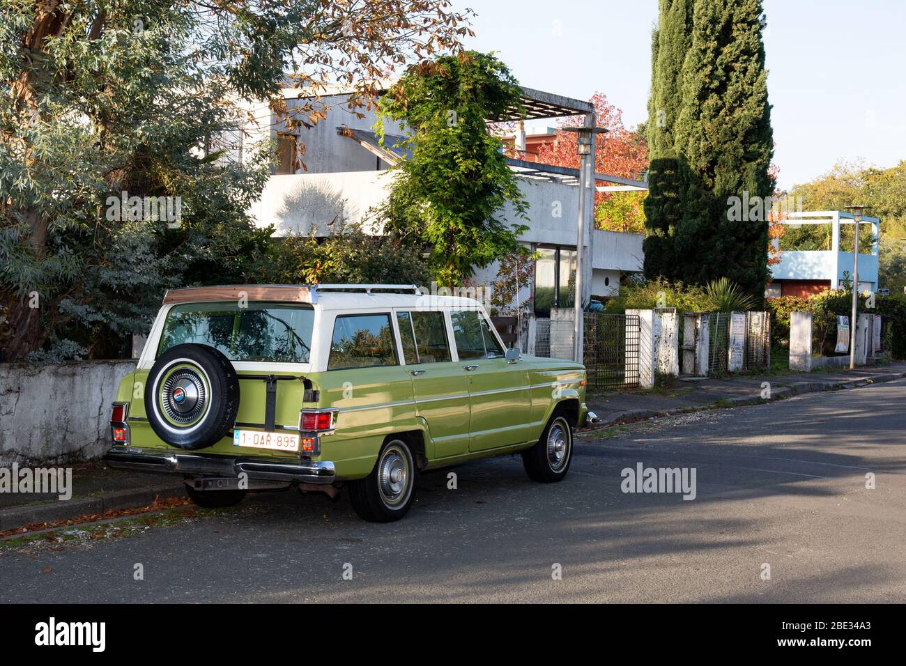 Bordeaux , Aquitaine / Francia - 03 15 2020 : Jeep Station Wagon verde vintage vecchio timer auto in città strada Foto Stock