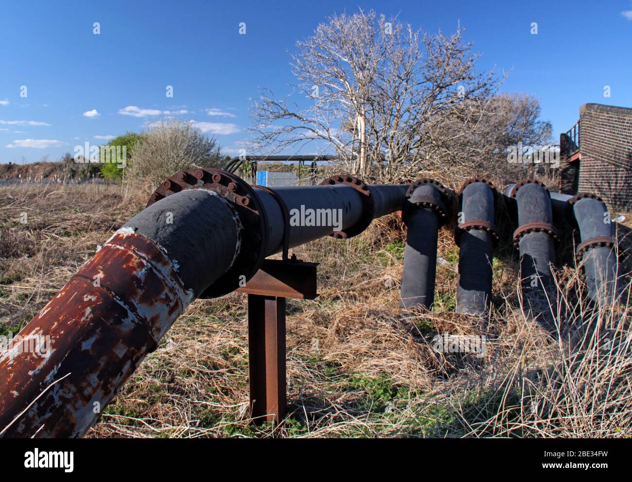 Tubazioni chimiche, Lostock Gralam attraverso la campagna, Northwich, Cheshire, Inghilterra, Regno Unito Foto Stock