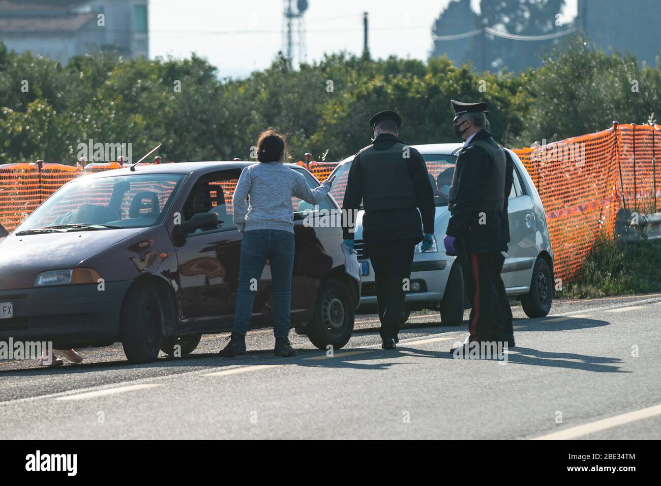 Corigliano-Rossano, Italia. 11 aprile 2020. Corigliano-Rossano, donna esce dal controllo durante un punto di scossatura dei carabinieri come sanzionato secondo le disposizioni di contenimento previste dal governo contro la diffusione del Coronavirus, li attacca verbalmente e scarica tutta la sua rabbia dicendo che non può più prendere molto di più. 11/04/2020, Corigliano-Rossano, Italy Credit: Independent Photo Agency Srl/Alamy Live News Foto Stock