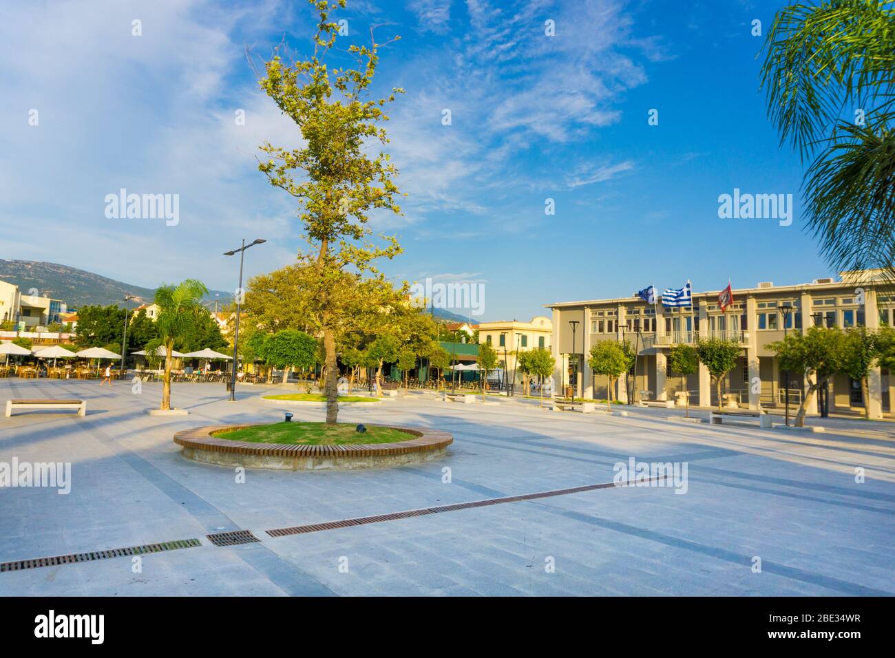 Piazza Vallianou, la piazza centrale della città di Argostoli in Cefalonia Ionica in Grecia. La piazza è lastricata di alberi e palme Foto Stock