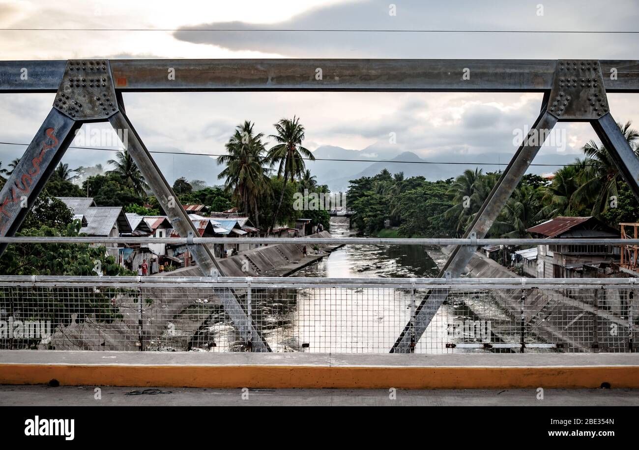 Esplorazione urbana in un povero quartiere di Dumaguete nelle Filippine Foto Stock