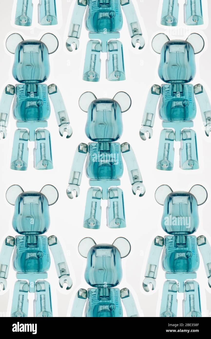 un'interessante vista dall'alto di robot a personaggio giocattolo trasparente su uno sfondo bianco luminoso Foto Stock