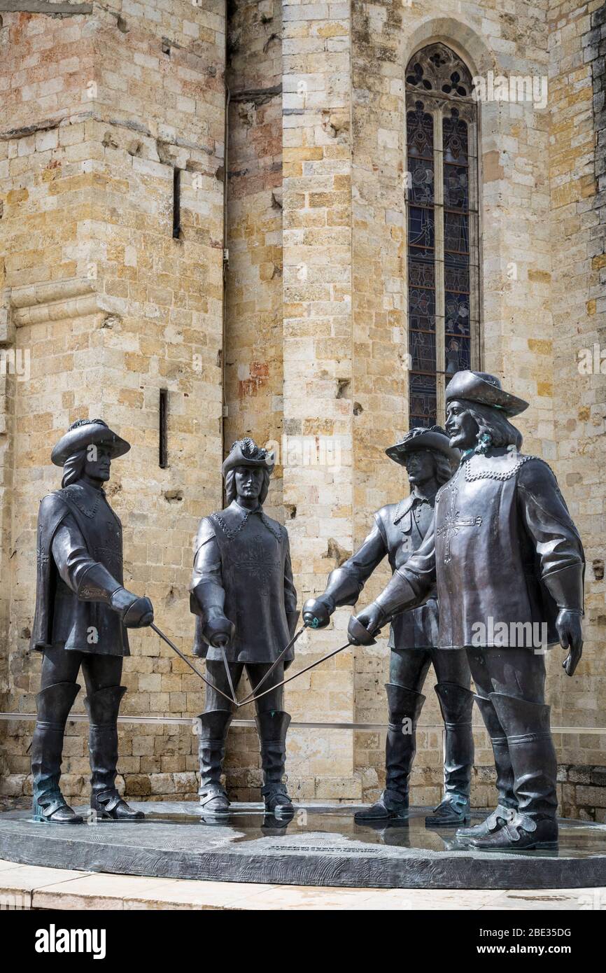 Statue dei tre Musketeers e d'Artagnan di Zurab Tsereteli fuori della Cattedrale Saint-Pierre de Condom, Francia. Foto Stock