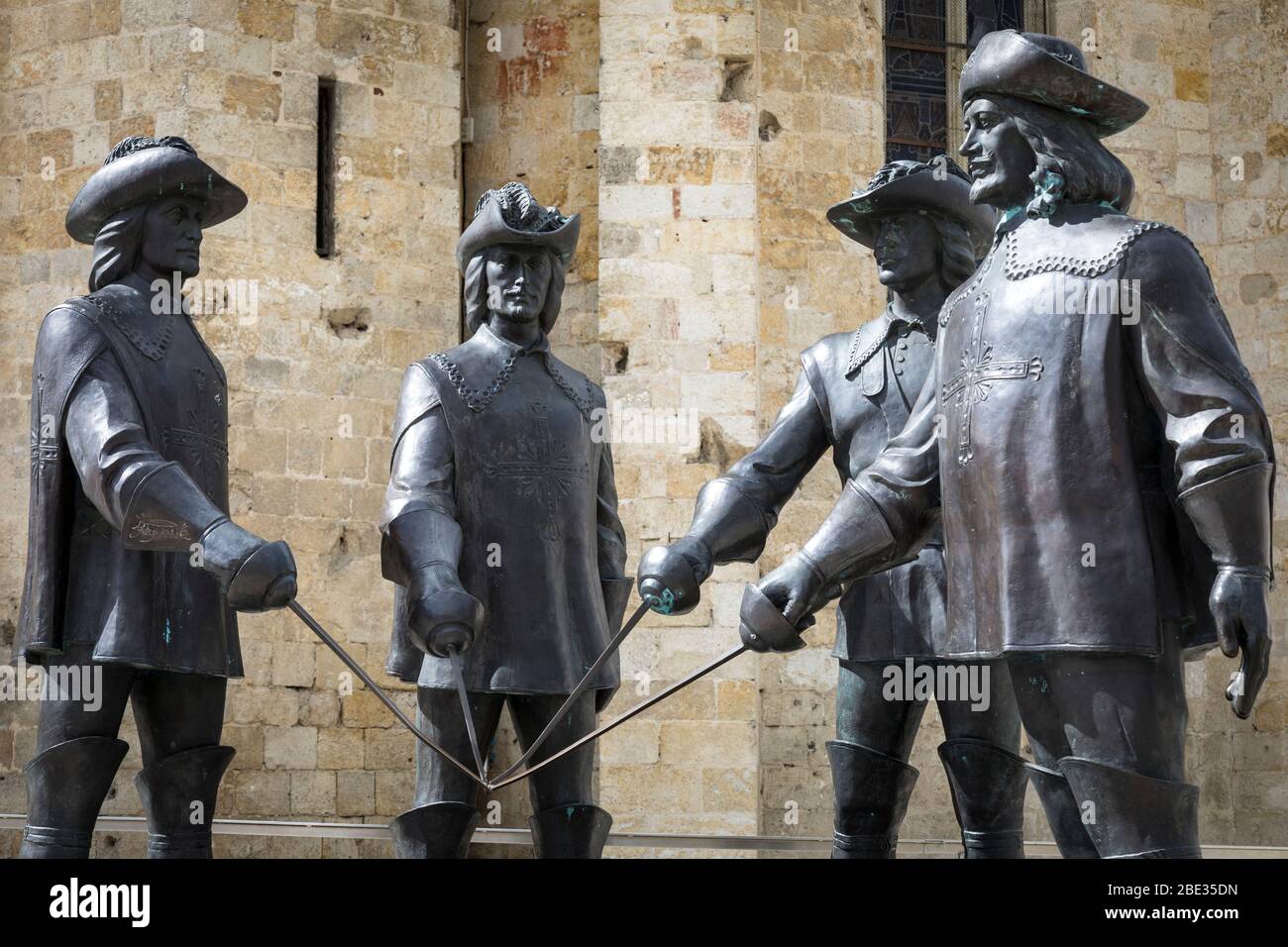 Statue dei tre Musketeers e d'Artagnan di Zurab Tsereteli fuori della Cattedrale Saint-Pierre de Condom, Francia. Foto Stock