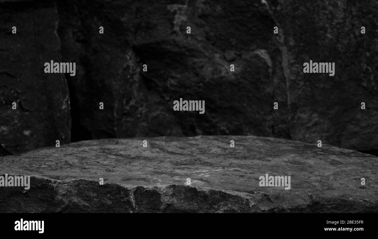 Un ripiano per esposizione di prodotti minerali di roccia, che mostra una trama ruvida alla piattaforma con uno sfondo di pietra antica sfocata. Foto Stock