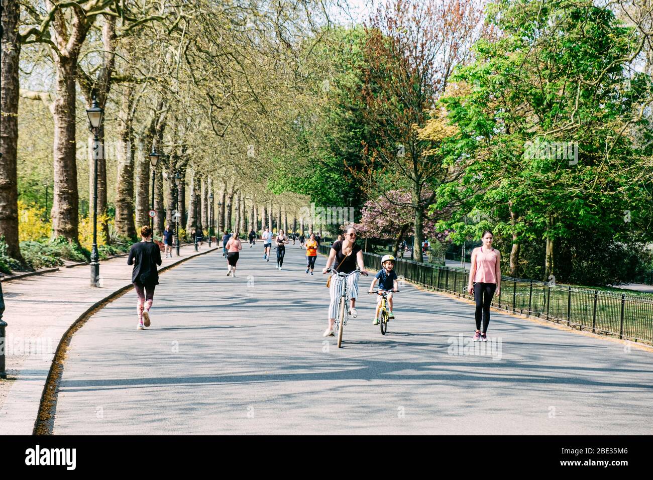 Clapham Common, Londra, Regno Unito. 11 Aprile 2020. Joggers e ciclisti approfittano del caldo tempo per esercitarsi su Carriage Drive nel Battersea Park durante il Weekend di Pasqua e il Corona Virus Lockdown. Credit: Tom Leighton/Alamy Live News Foto Stock