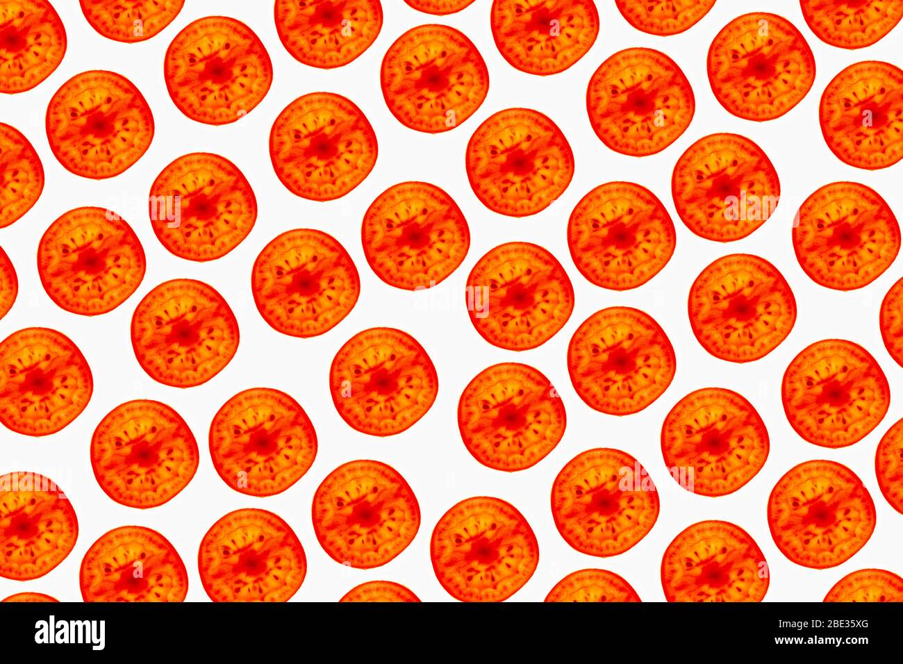 una bella immagine di un interessante motivo di pomodori della varietà pachino, su uno sfondo bianco brillante, piatto Foto Stock