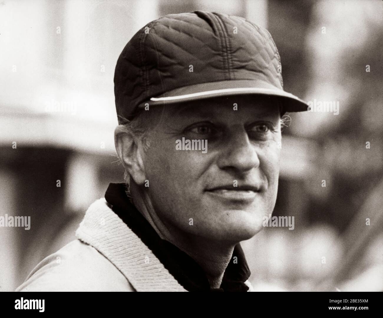 2 ottobre 1960 - Londra, Inghilterra, Regno Unito - BILLY GRAHAM, nato il 7 novembre 1918, è un reverendo cristiano evangelico che ha guadagnato lo status di celebrità trasmettendo i suoi sermoni alla radio e alla televisione. NELLA FOTO: Billy Graham primo piano con un cappuccio a sfera. Foto Stock