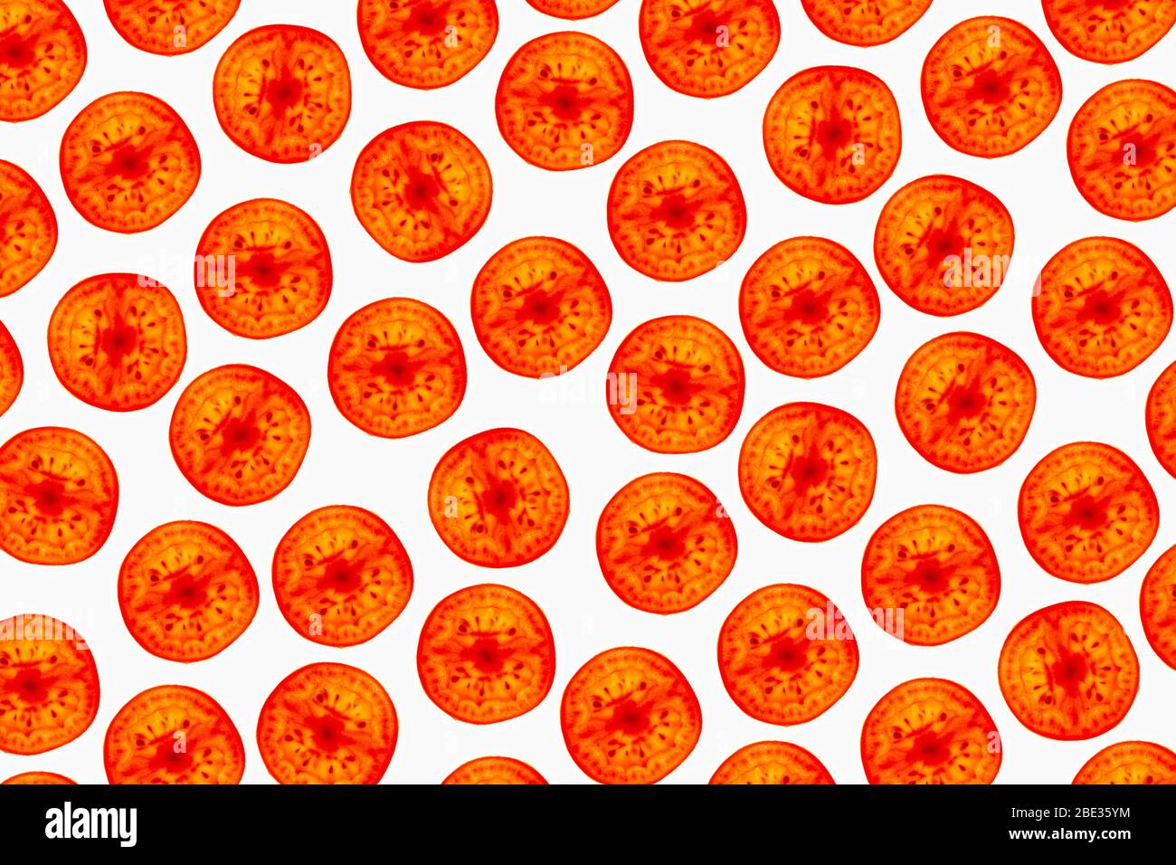 una bella immagine di un interessante motivo di pomodori della varietà pachino, su uno sfondo bianco brillante, piatto Foto Stock