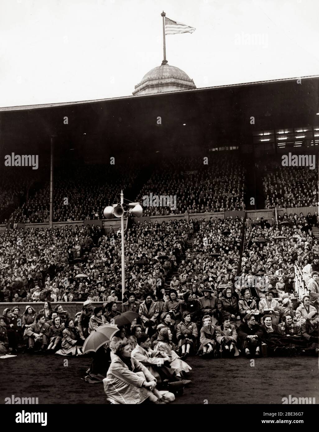 23 maggio 1954 - Londra, Inghilterra, Regno Unito - il reverendo BILLY GRAHAM ha parlato con una folla di 120,000 persone allo stadio di Wembley per l'ultima notte della sua Grande Crociata di Londra. Foto Stock