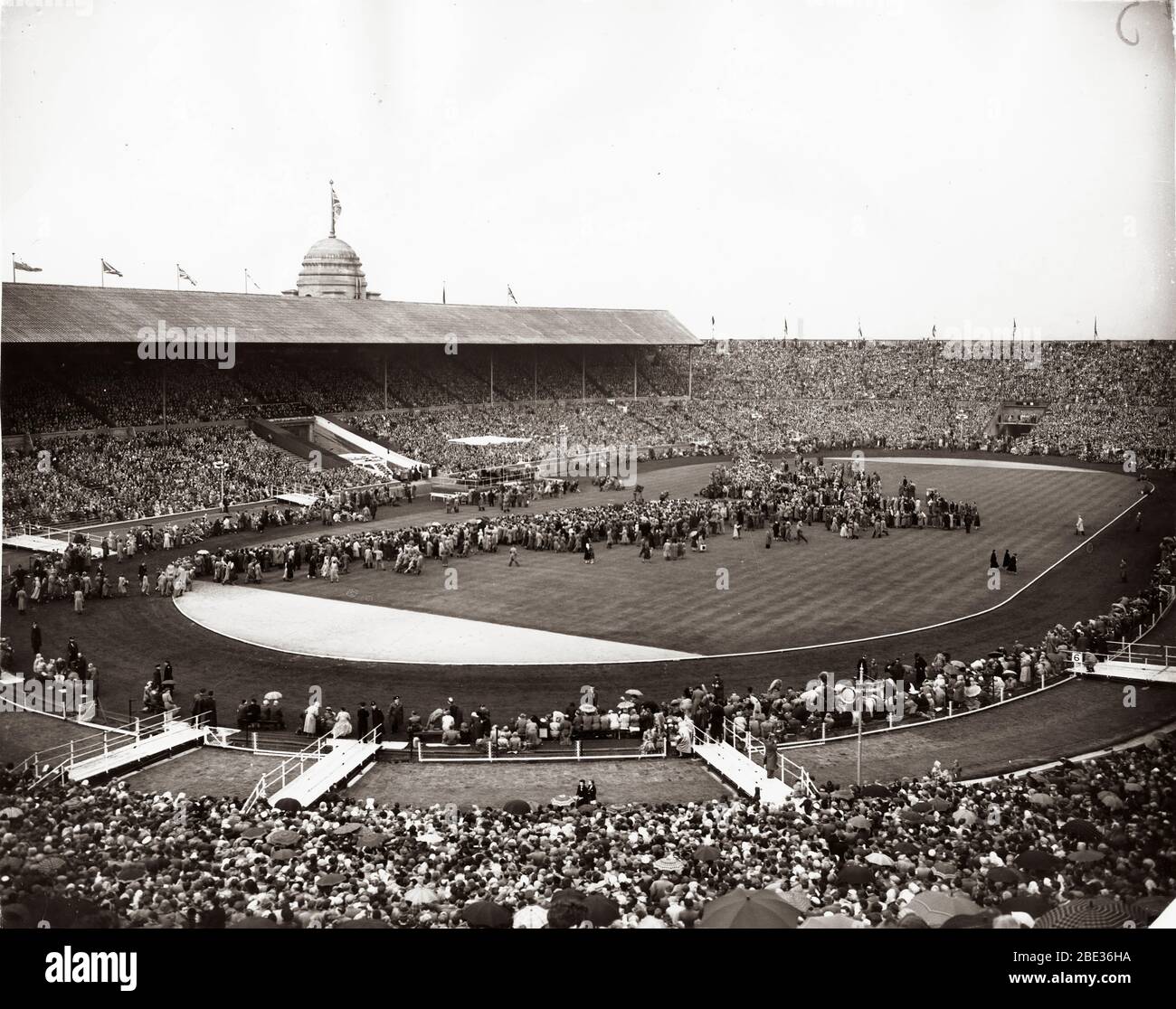 23 maggio 1954 - Londra, Inghilterra, Regno Unito - il reverendo BILLY GRAHAM ha parlato con una folla di 120,000 persone allo stadio di Wembley per l'ultima notte della sua Grande Crociata di Londra. Foto Stock