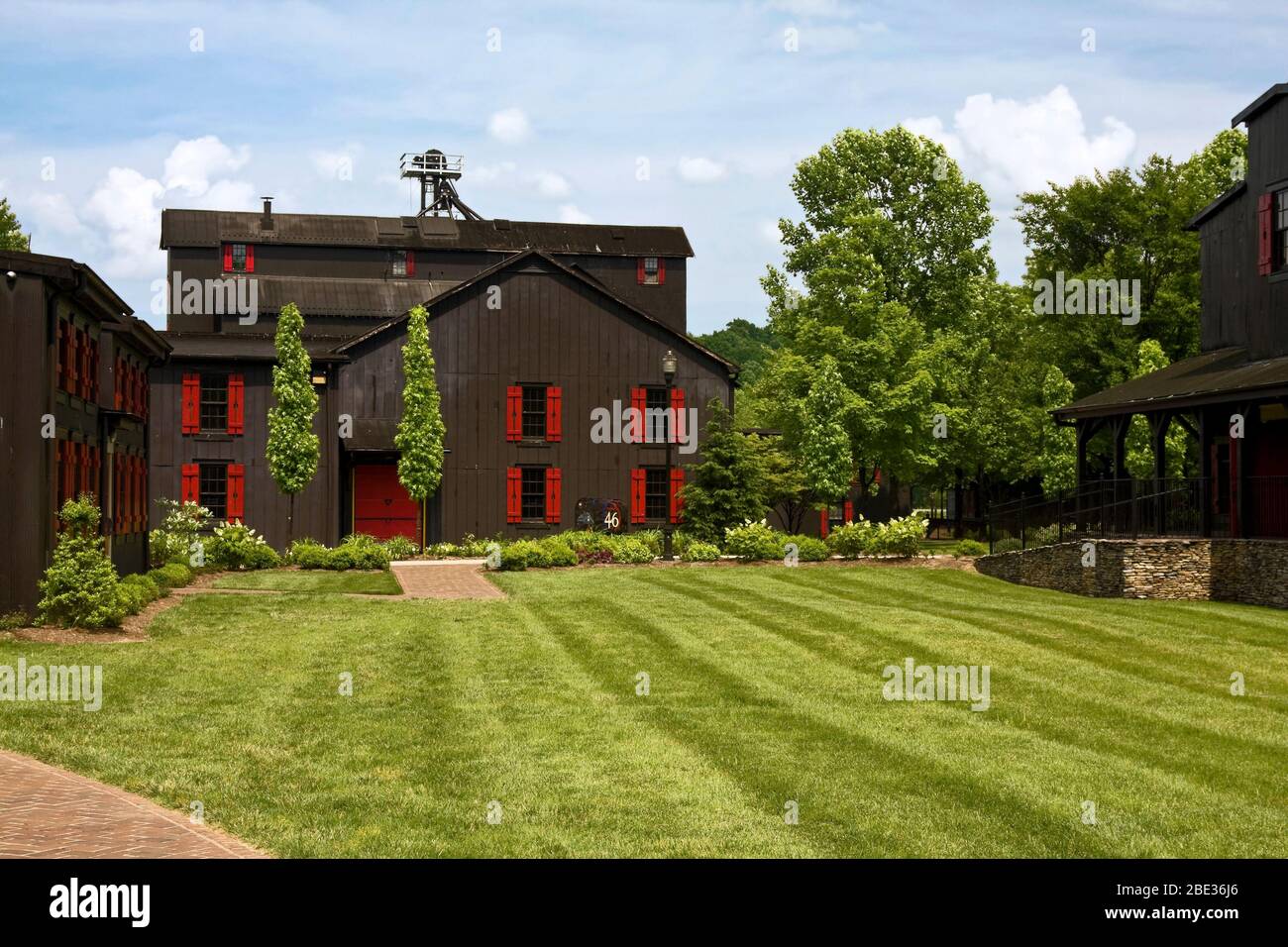 Distilleria di Bourbon Maker's Mark; edificio in legno scuro, persiane rosse, erba verde, liquori, alcolici, industria, business, Loretto; KY; Kentucky; U. Foto Stock