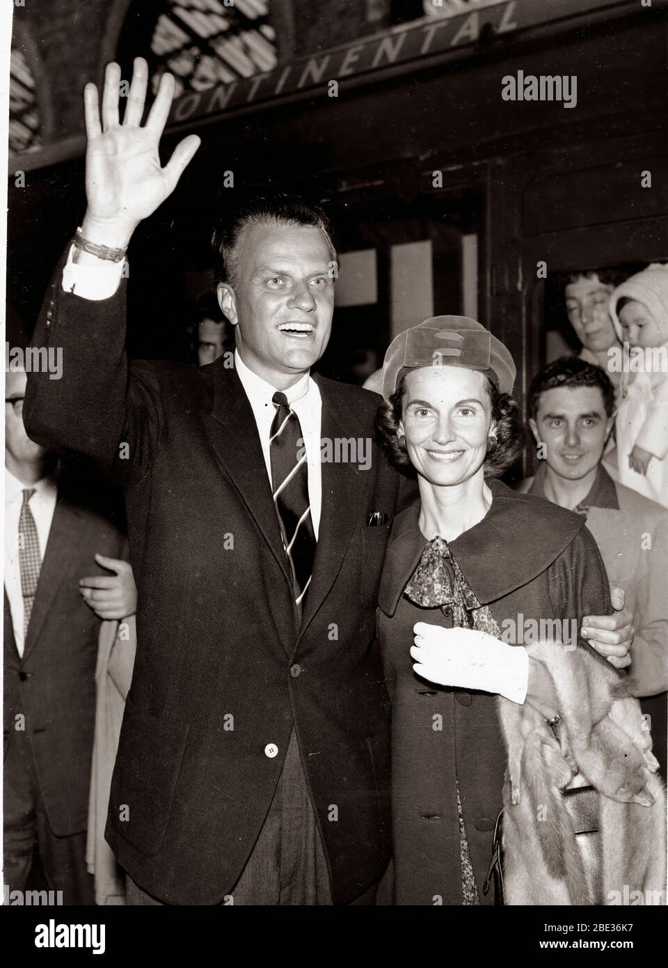 6 giugno 1959 - Londra, Inghilterra, Regno Unito - il reverendo BILLY GRAHAM arriva alla stazione Victoria con sua moglie RUTH questo pomeriggio. Foto Stock