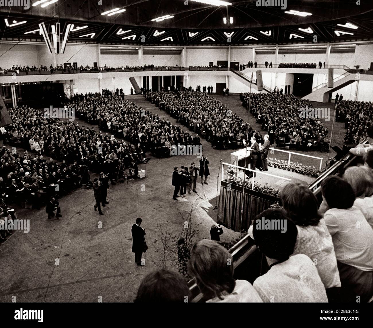 10 maggio 1965 - Copenaghen, Danimarca - il reverendo BILLY GRAHAM ha pronunciato un discorso a 8,000 persone a Copenaghen prima che scenda una sommossa. Un uomo si alzò e gridò: "Tu dannati ipocriti, perché non sei stato presente alla marcia verso Selma". Foto Stock