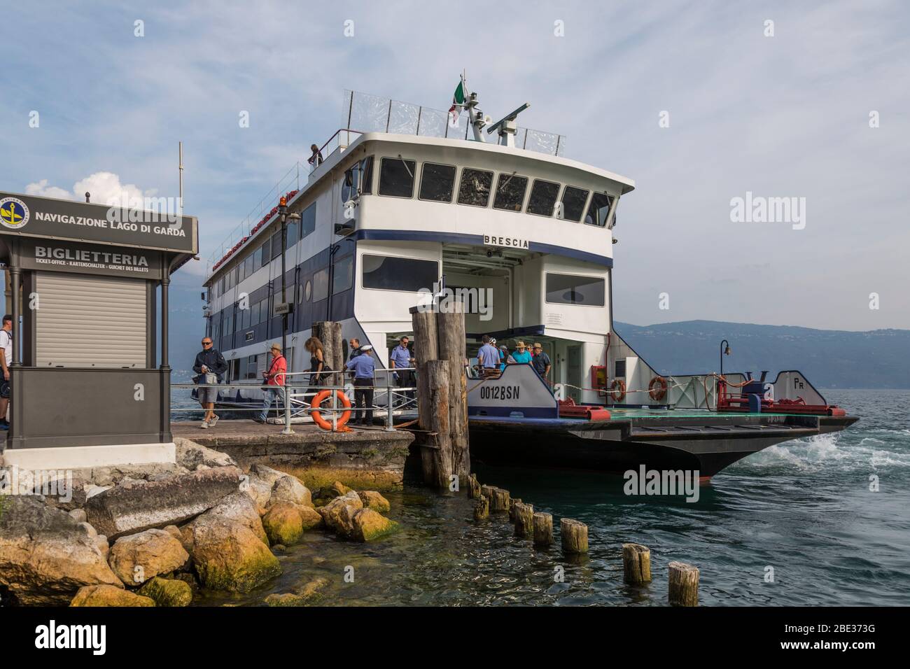 I passeggeri sceranno da un traghetto a Gargnano sulle rive del Lago di Garda. Foto Stock