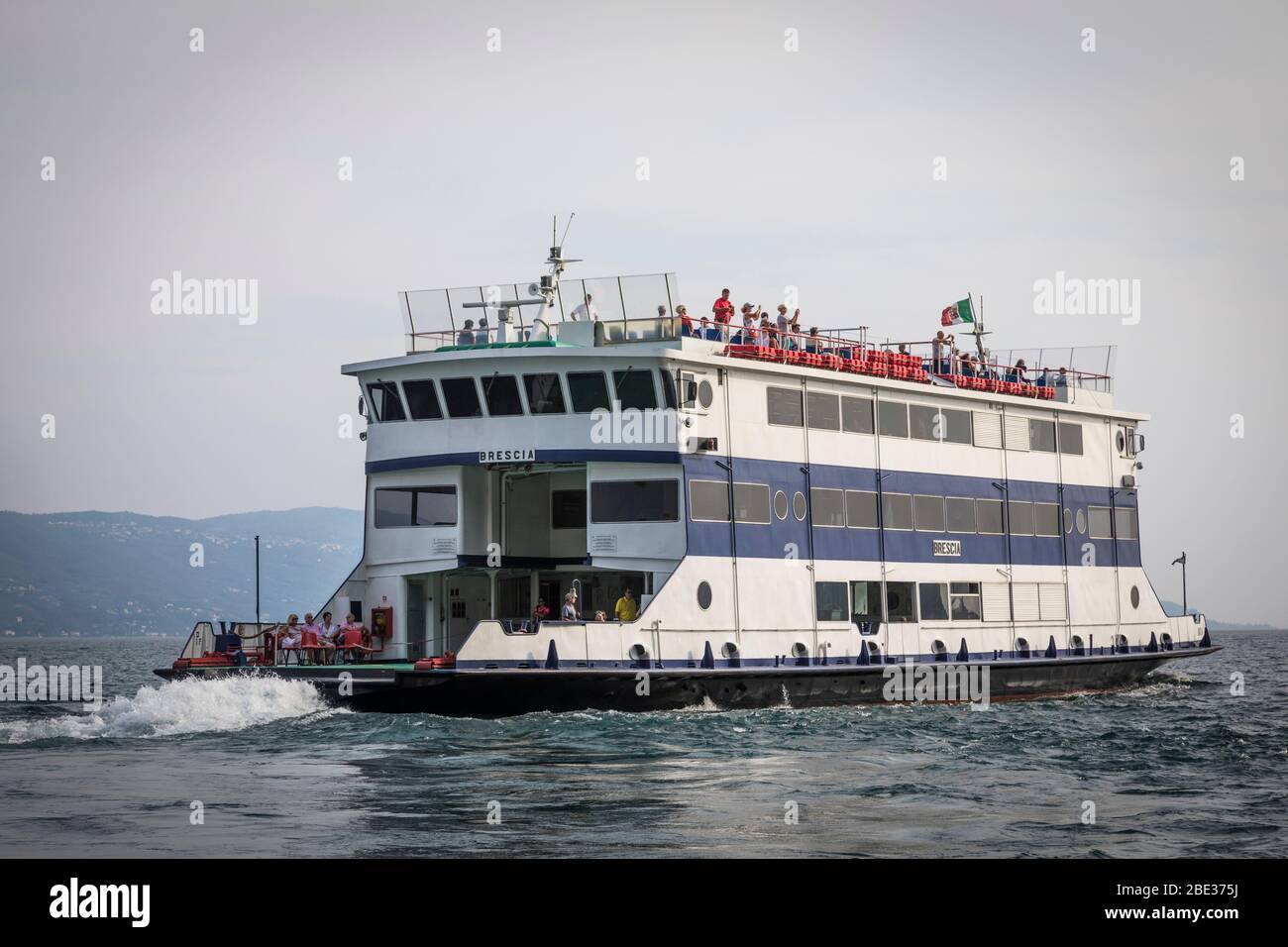 Un traghetto parte da Gargnano sulle rive del Lago di Garda. Foto Stock