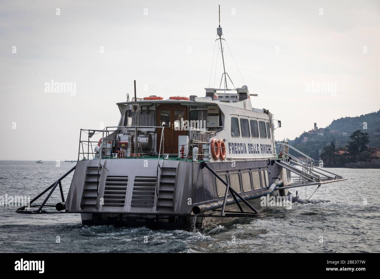 Un traghetto in idrovolante parte da Gargnano sulle rive del Lago di Garda. Foto Stock